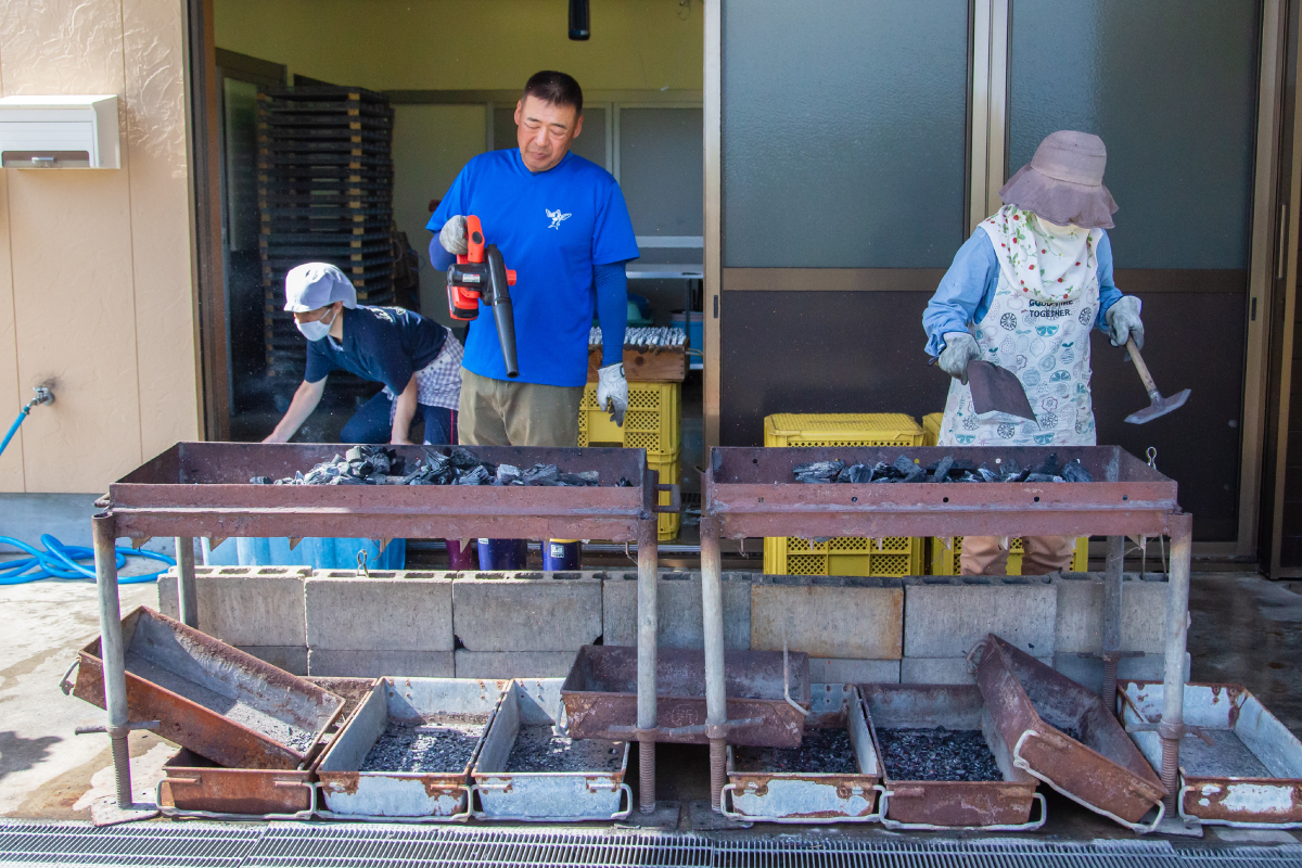 炭火で焼きあごを製造する様子