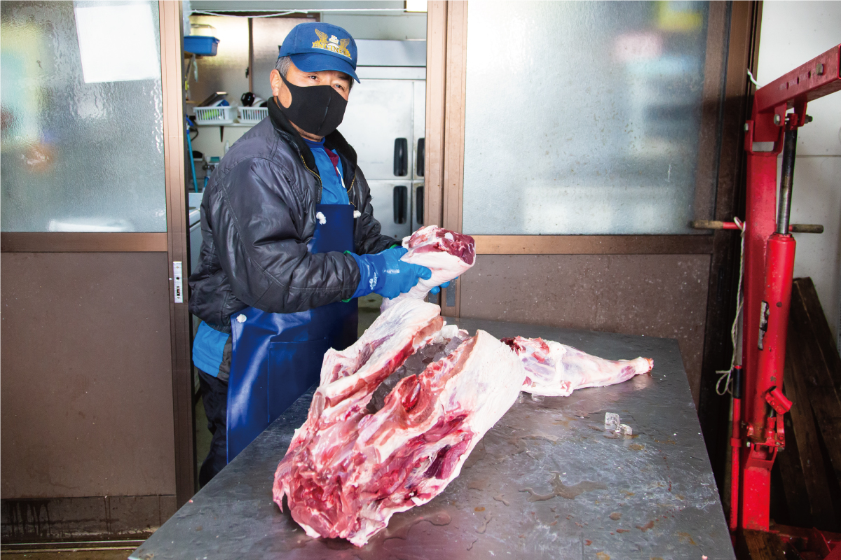 イノシシ肉を解体する照本茂法さん