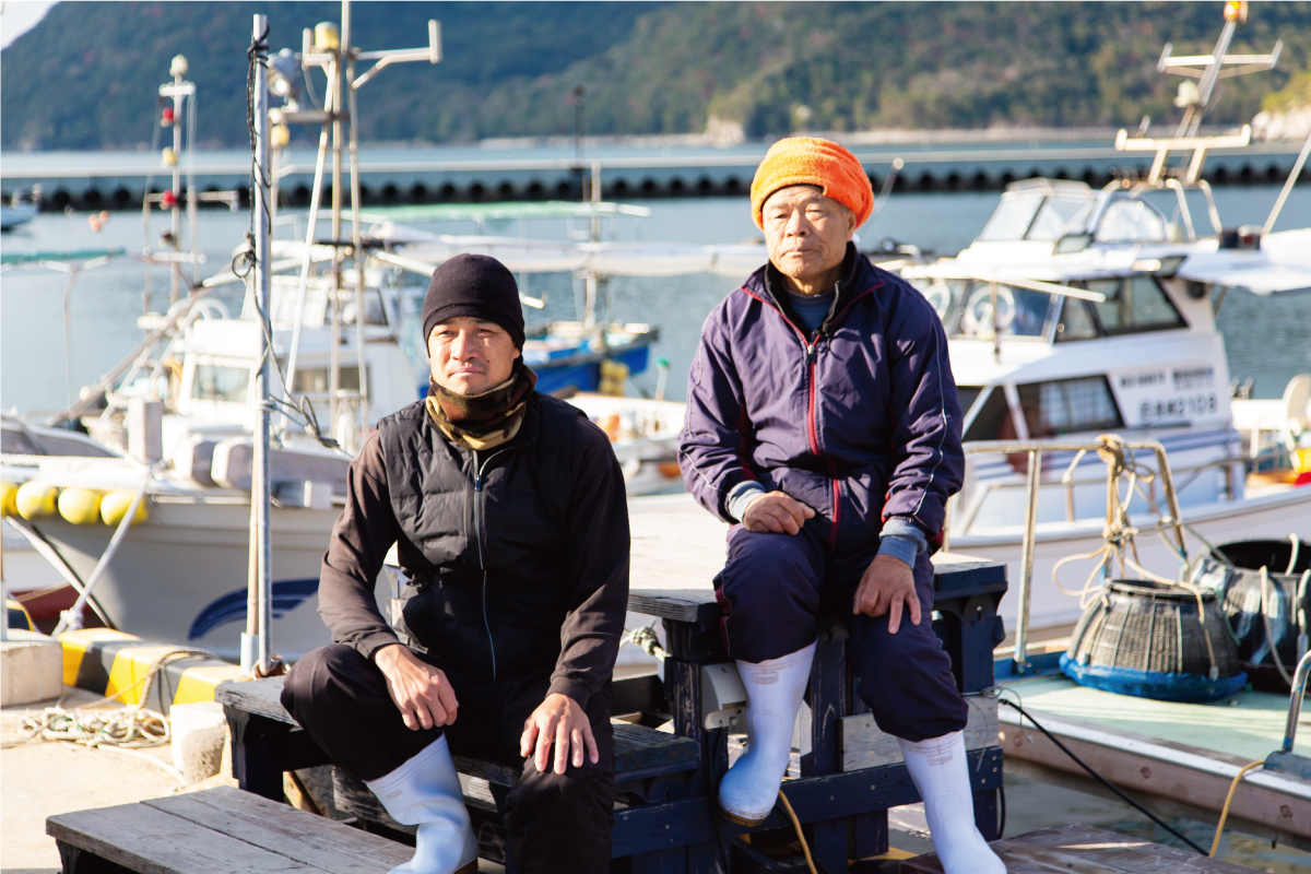 ナマコ漁をしている川棚町の森さん親子